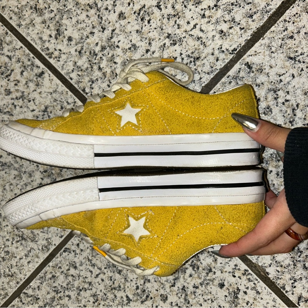 Women’s size 6 yellow converse one star